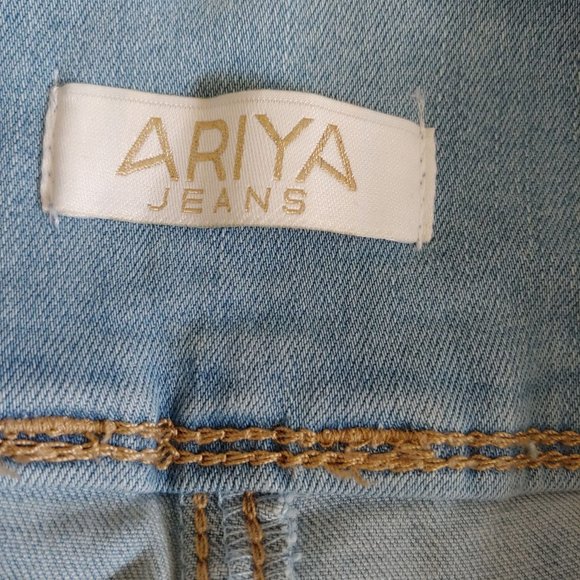 Ariya highrise 3 button light wash y2k jean shorts SIze 7 - Picture 9 of 10